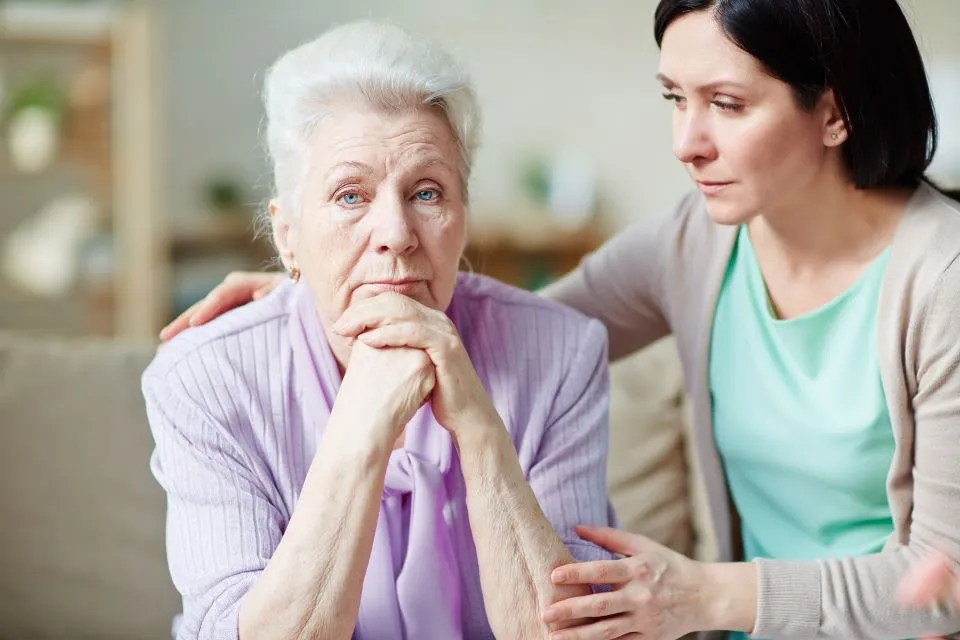 Manipulative Elderly Parent: 6 Signs & How to Deal With?